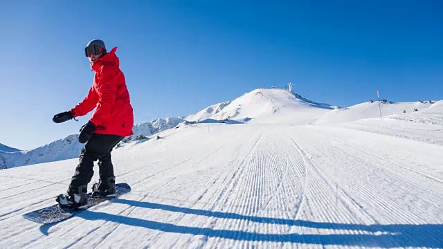 滑雪者冲下空的滑雪坡视频购买