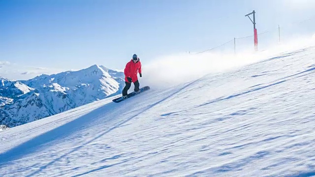 在一个完美的阳光明媚的冬日里，在一个田园诗般的高山滑雪场滑雪视频素材