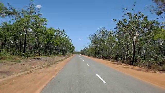 露营车与肮脏的玻璃驾驶在澳大利亚内陆北部地区的农村地区视频素材