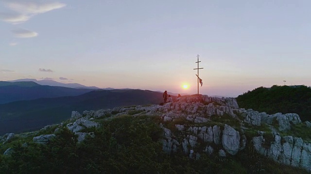 在山中西普卡国家纪念碑附近的夕阳下，难以辨认的游客的鸟瞰图。视频素材