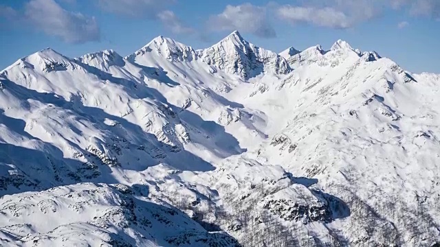 从滑雪胜地的缆车上俯瞰白雪覆盖的山脉视频素材