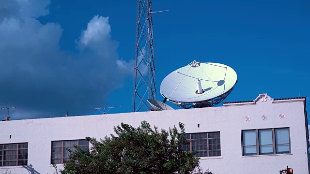 屋顶平移视频上的卫星天线和天线视频素材