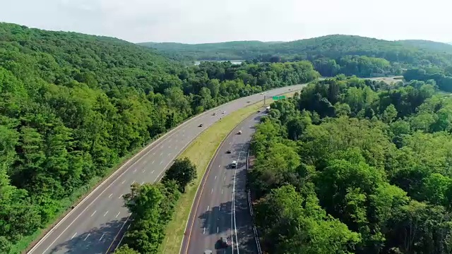 新泽西州特拉华水峡附近的克里斯托弗·哥伦布高速公路的空中风景。视频素材