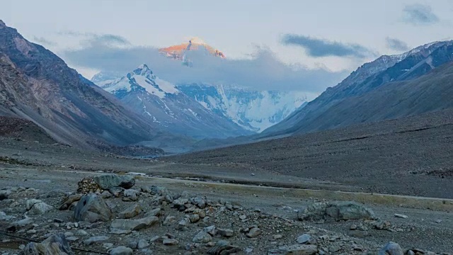 中国西藏珠穆朗玛峰大本营珠穆朗玛峰移动云场景4K时间流逝视频素材