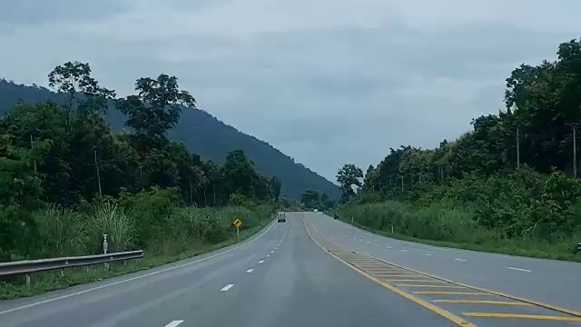 在道路上驾驶汽车视频素材