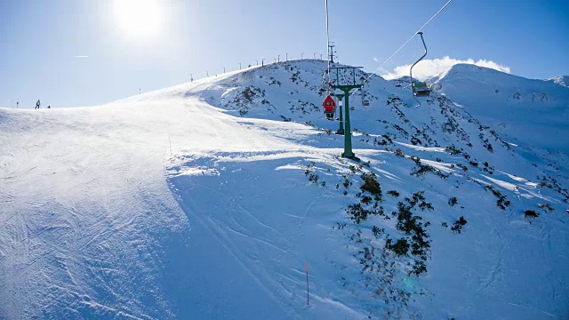 乘坐单人缆车登上滑雪胜地的雪山之巅视频素材