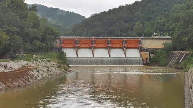 泰国南邦王河基洛姆水电站的溢洪道。视频素材