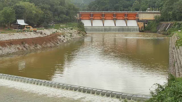 泰国南邦王河基洛姆水电站的溢洪道。视频素材