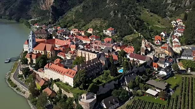 邓恩斯坦镇和葡萄园的航拍全景。瓦山谷,奥地利视频素材