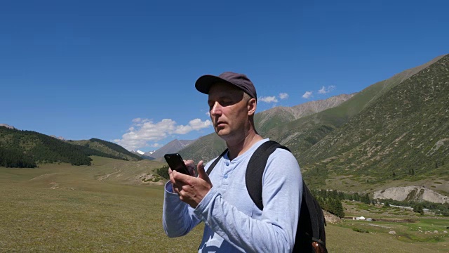 游客用手机看地图上的位置徒步登山视频素材