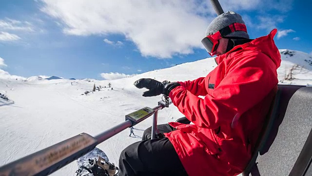 在缆车上玩滑雪板，整理手套视频素材