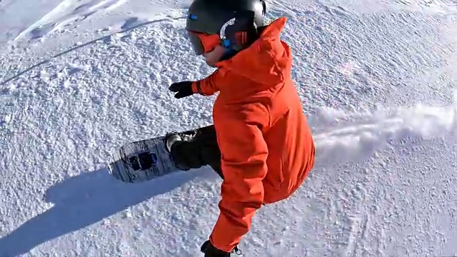 滑雪者在滑雪道上滑行，在转弯时喷洒雪视频购买