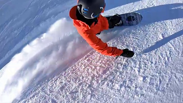 滑雪者沿着滑雪坡滑行，身后留下一团粉末雪视频素材