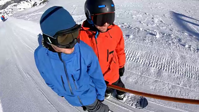 滑雪者在滑雪场乘坐表面滑雪板上山视频素材