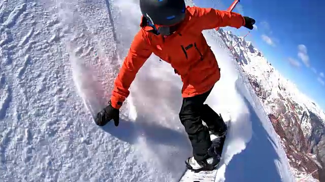 滑雪者沿着滑雪坡滑行，身后留下一团粉末雪视频素材