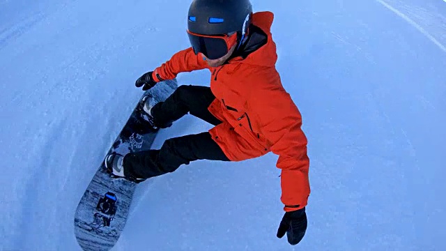 在一个阳光明媚的日子里，滑雪者从滑雪坡上滑下来，将雪喷向摄像机视频素材