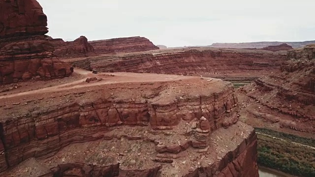 无人机拍摄的四驱车在摩押附近的峡谷视频素材