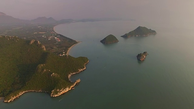 鸟瞰图清晨日出的海边景观和离岛在泰国的Pranburi视频素材