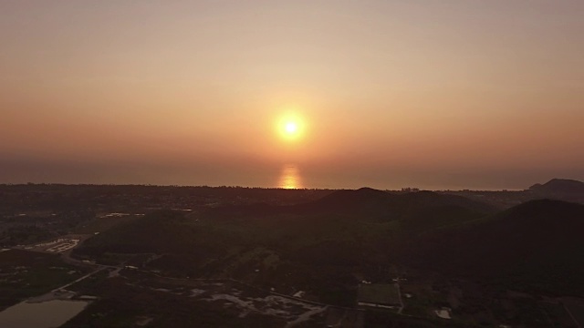 美丽的日出越过山脉和泰国湾的海岸线视频素材