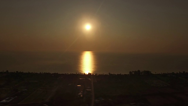 泰国湾的海面上，壮观的日出，灿烂的金色阳光视频素材