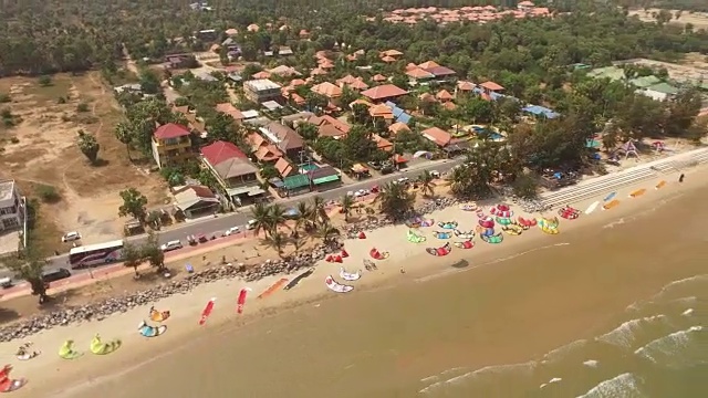 低扫视图的水作为温和的波浪冲刷海岸风筝冲浪海滩在普兰布里，泰国视频素材