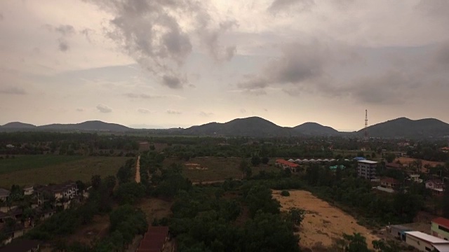 鸟瞰图平静的乡村和山区在一个阴天的泰国视频素材