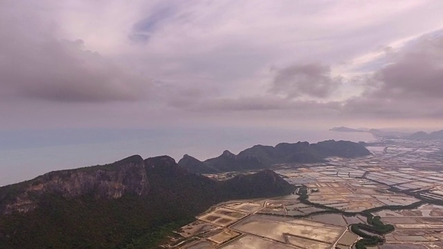 鸟瞰图的农田和虾农场在农村农村和海岸景观的Pranburi，泰国视频素材