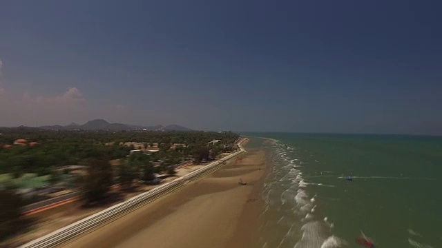 在一个阳光明媚的日子里，空中超陷在热带海岸线的风筝冲浪海滩上视频素材