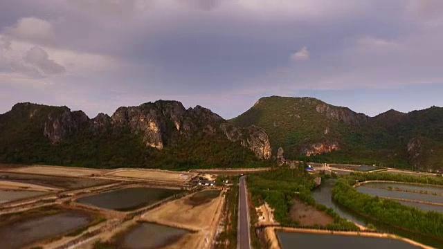 空中拍摄的虾场、丛林山脉和泰国普兰布里的海岸景观视频素材