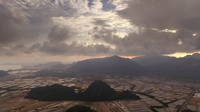 在泰国普兰布里的天空下，一览无遗的乡村农田视频素材