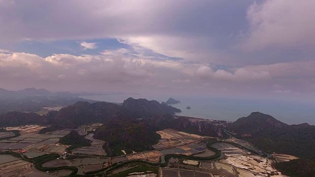 在朦胧的晨光中，壮丽的海岸景观和靠近海边山脉的虾场视频素材