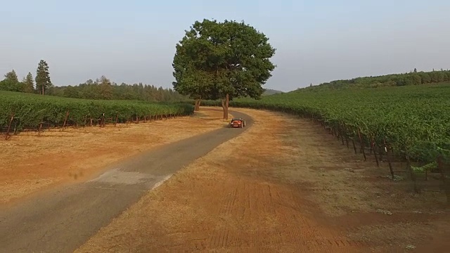 空中定制Hotrod古董车在乡村公路上视频素材