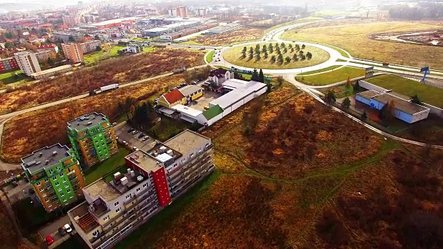 在中欧捷克共和国皮尔森上空的一架无人机。现代城市的交通运输。视频素材