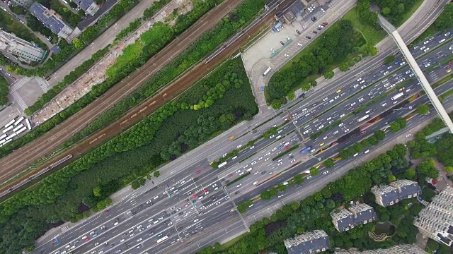 多个高速公路和立交桥尖峰时段交通鸟瞰图/中国上海视频素材