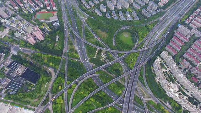 多个高速公路和立交桥尖峰时段交通鸟瞰图/中国上海视频素材