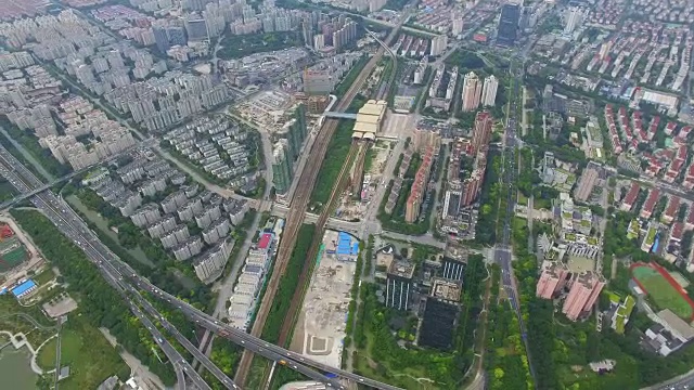 多个高速公路和立交桥尖峰时段交通鸟瞰图/中国上海视频素材