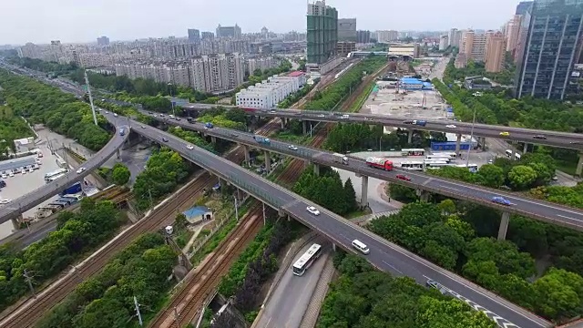 多个高速公路和立交桥尖峰时段交通鸟瞰图/中国上海视频素材