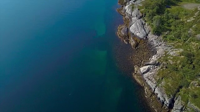 飞过多岩石的海角和大海。视频素材