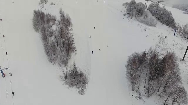 冬季的滑雪胜地。鸟瞰图视频素材