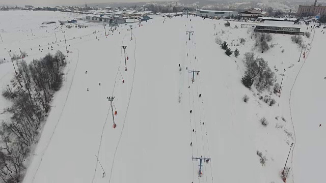 冬季的滑雪胜地。鸟瞰图视频素材