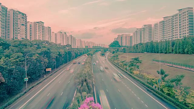 新加坡，高速公路上的汽车交通被高楼公寓包围视频素材