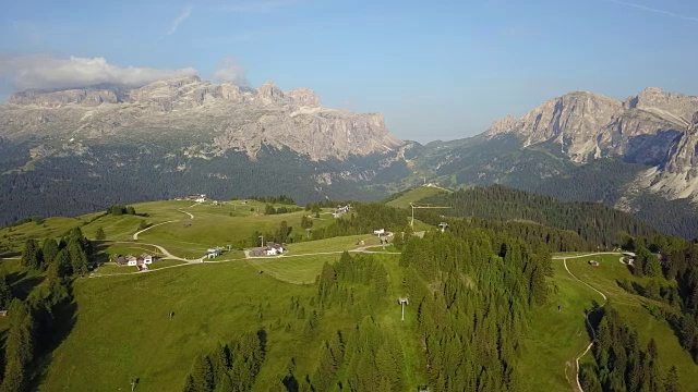 无人机在高海拔的草地上拍摄景观，形成平缓的山丘。背景是塞拉山脉。Dolomites, Alta Badia，南泰洛，意大利视频素材