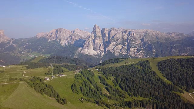 无人机在高空拍摄草原景观，形成平缓的丘陵。背景是栀子山。Dolomites, Alta Badia，南泰洛，意大利视频素材