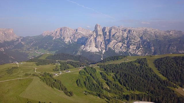 Dolomites令人惊叹的空中景观。栀子花和塞拉山的观点。阿尔塔巴迪亚，南泰洛，意大利视频素材