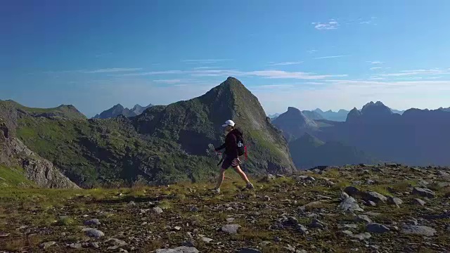 一个女孩背着背包在山里旅行视频素材