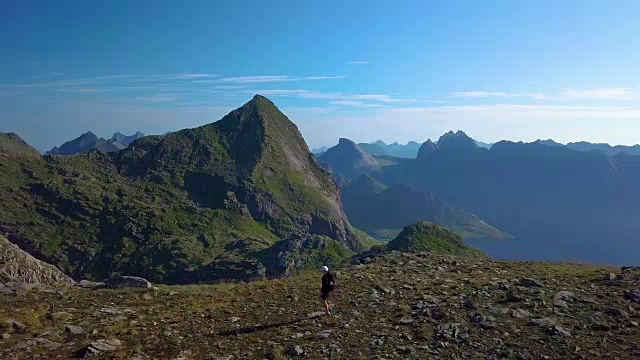 一个女孩背着背包在山里旅行视频素材