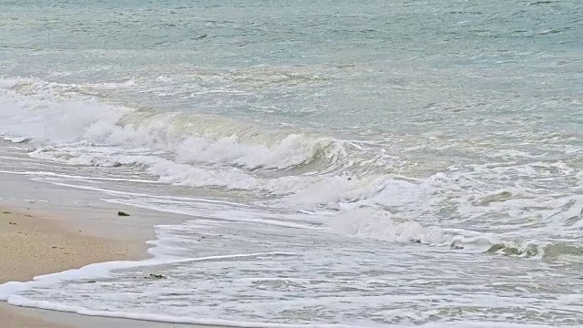 海浪拍打着海岸线视频素材