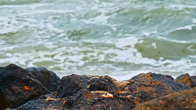 强烈的海浪拍打着布满岩石的海滩视频素材