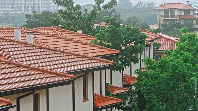 暴雨打在屋顶上视频素材