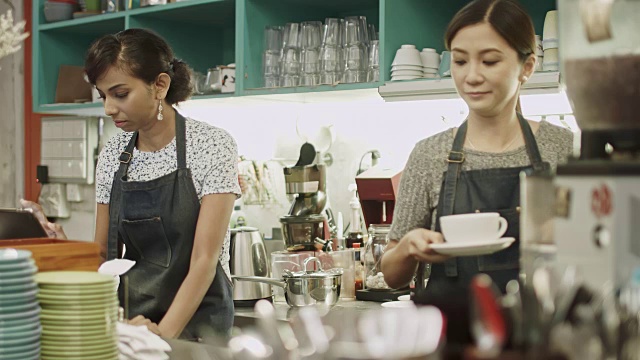 在吉隆坡一家咖啡店工作的亚洲女性视频素材